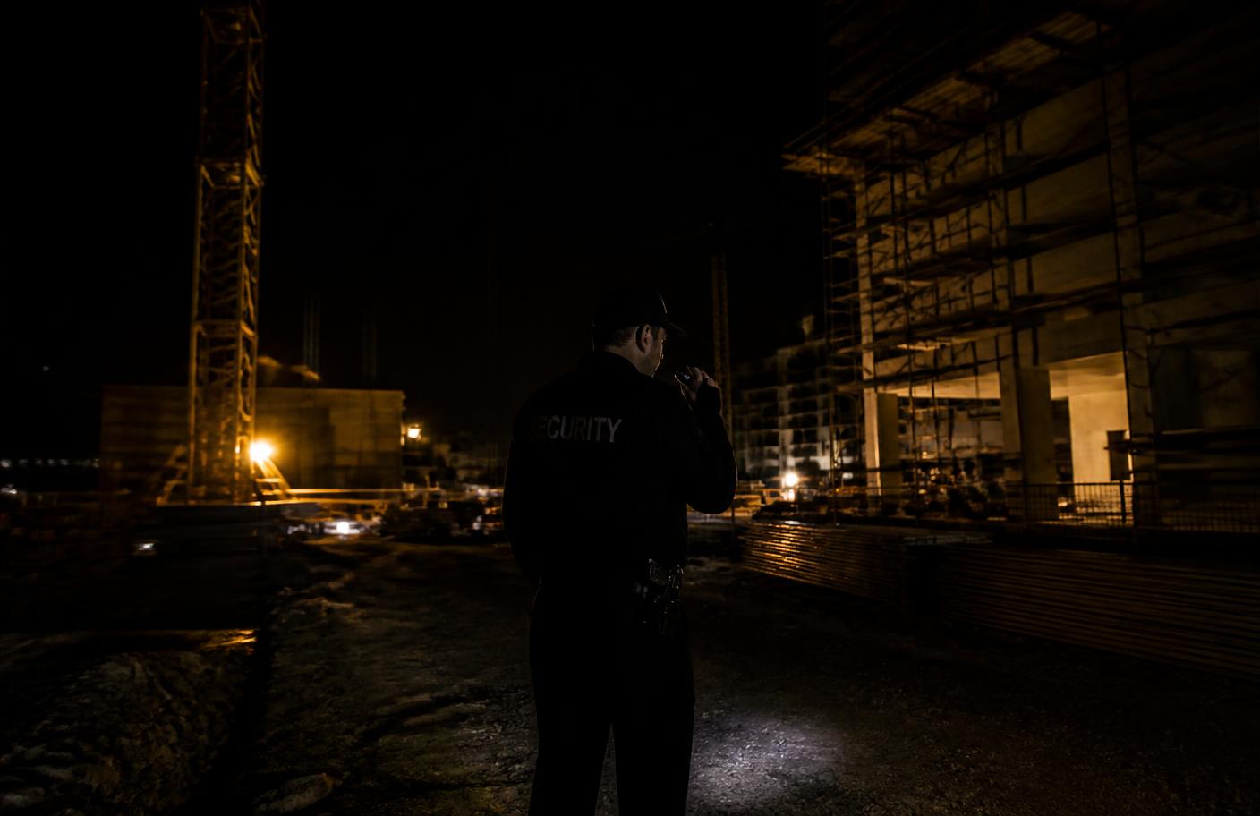 Agent de gardiennage sur un chantier de nuit
